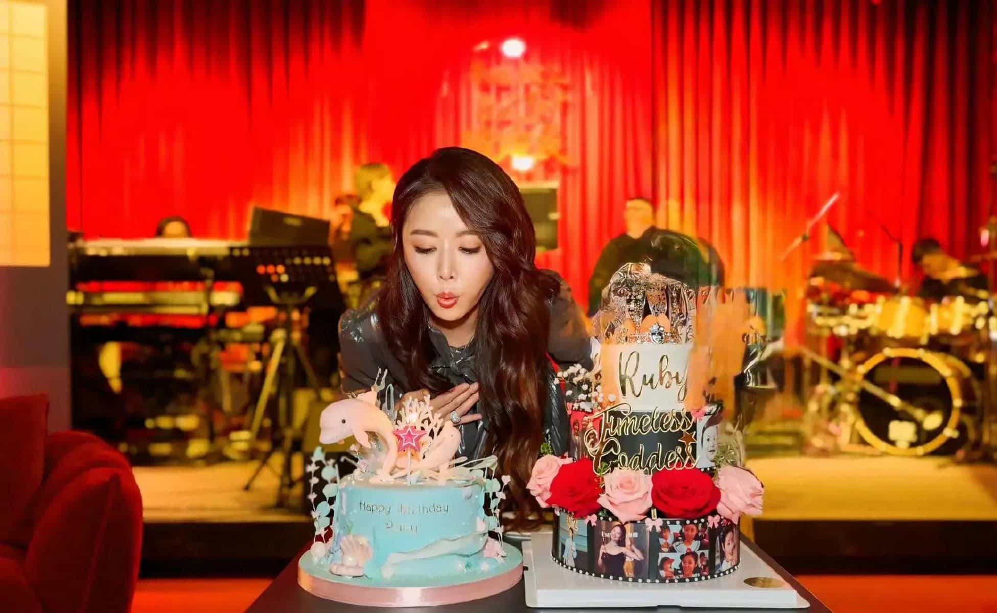 Sau bữa tiệc, Lâm Tâm Như cảm ơn gia đình, bạn bè, đồng nghiệp luôn đồng hành với cô. Ảnh Xinhua.