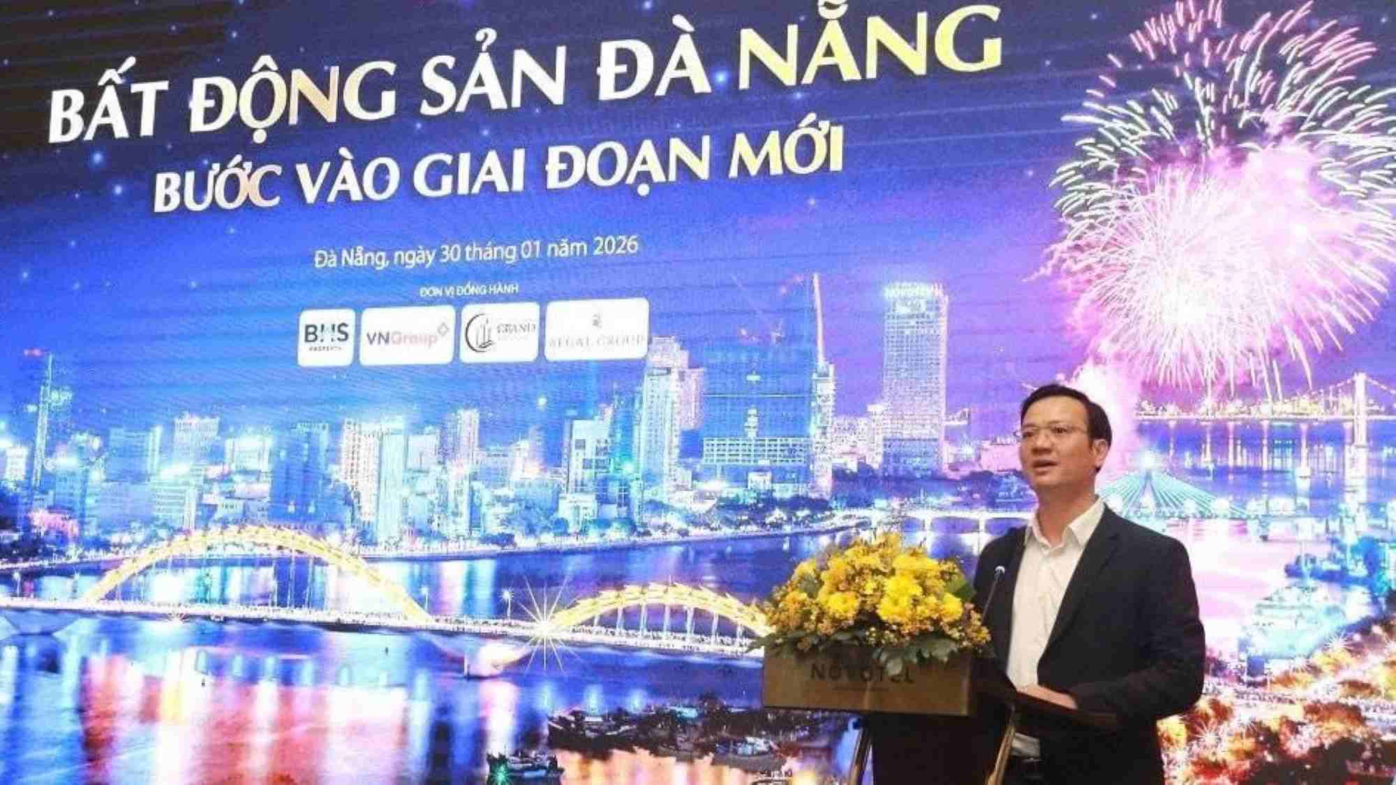 Mr. Le Van Tuan - Deputy Director of Da Nang Department of Construction informed at the Forum on the morning of January 30. Photo: Tuan Vy