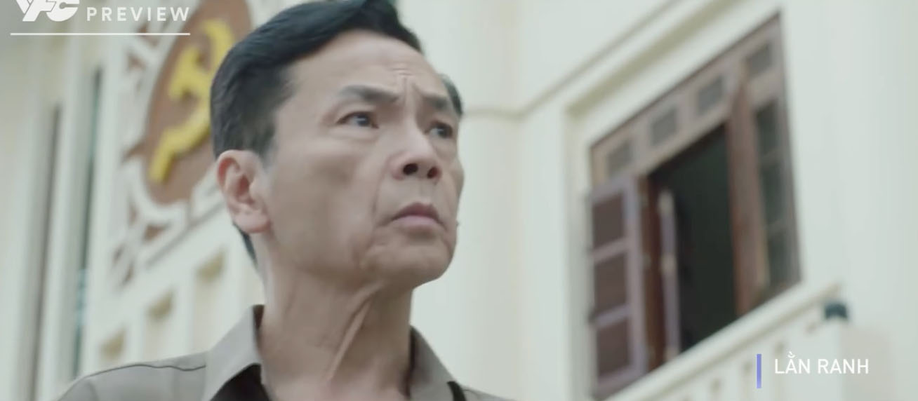 Ông Sách quyết định nhận tội ở tập 58 phim “Lằn ranh“. Ảnh: VFC.