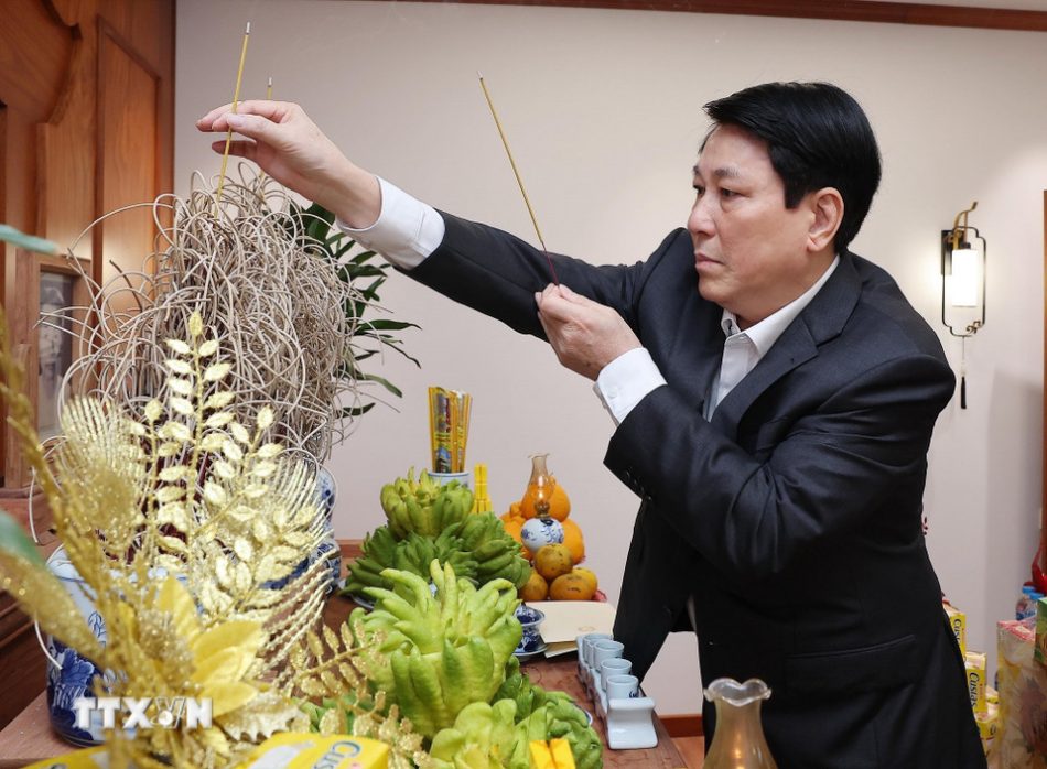 Chủ tịch nước Lương Cường tưởng nhớ Tổng Bí thư Nguyễn Phú Trọng. Ảnh: TTXVN