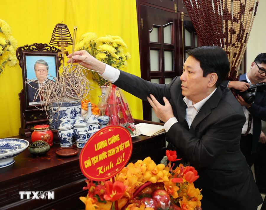 Chủ tịch nước Lương Cường dâng hương tưởng nhớ Chủ tịch nước Trần Đại Quang. (Ảnh: Lâm Khánh/TTXVN) 