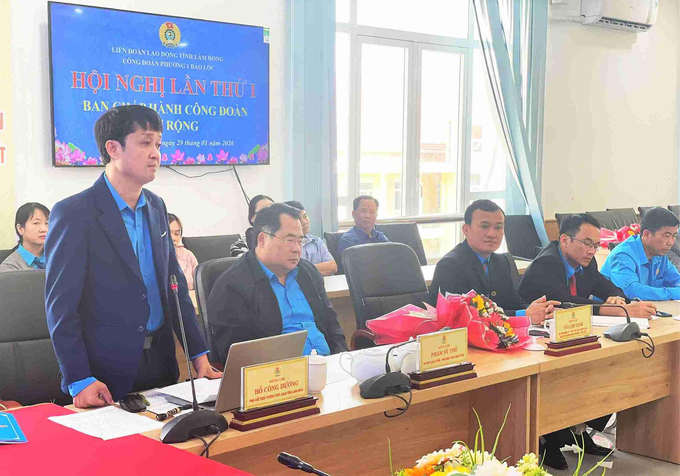 Phó Chủ tịch Thường trực Liên đoàn Lao Động tỉnh Lâm Đồng Hồ Công Dương phát biểu tại lễ công bố. Ảnh: Phúc Khánh 
