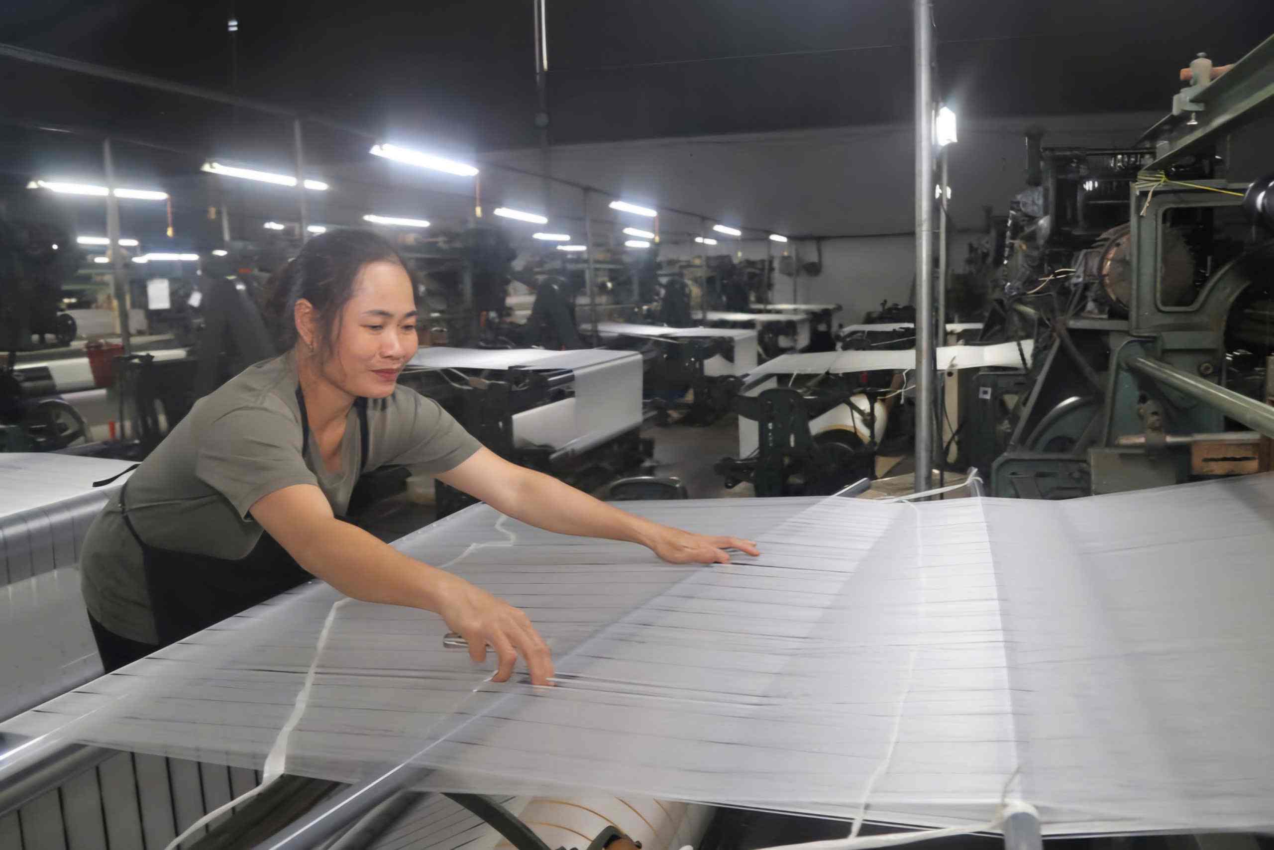 Công nhân, lao động làm việc tại Công ty Se tơ - Dệt lụa Hà Bảo (phường 1 Bảo Lộc). Ảnh: Phúc Khánh 