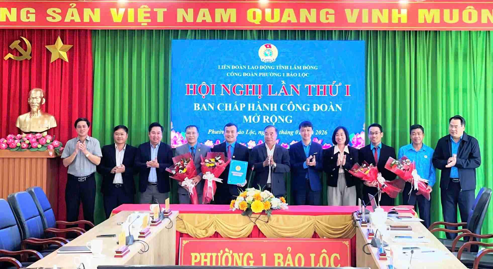 La Fédération du travail de la province de Lâm Đồng annonce la décision de créer le syndicat du quartier 1 de Bảo Lộc. Photo: Phúc Khánh