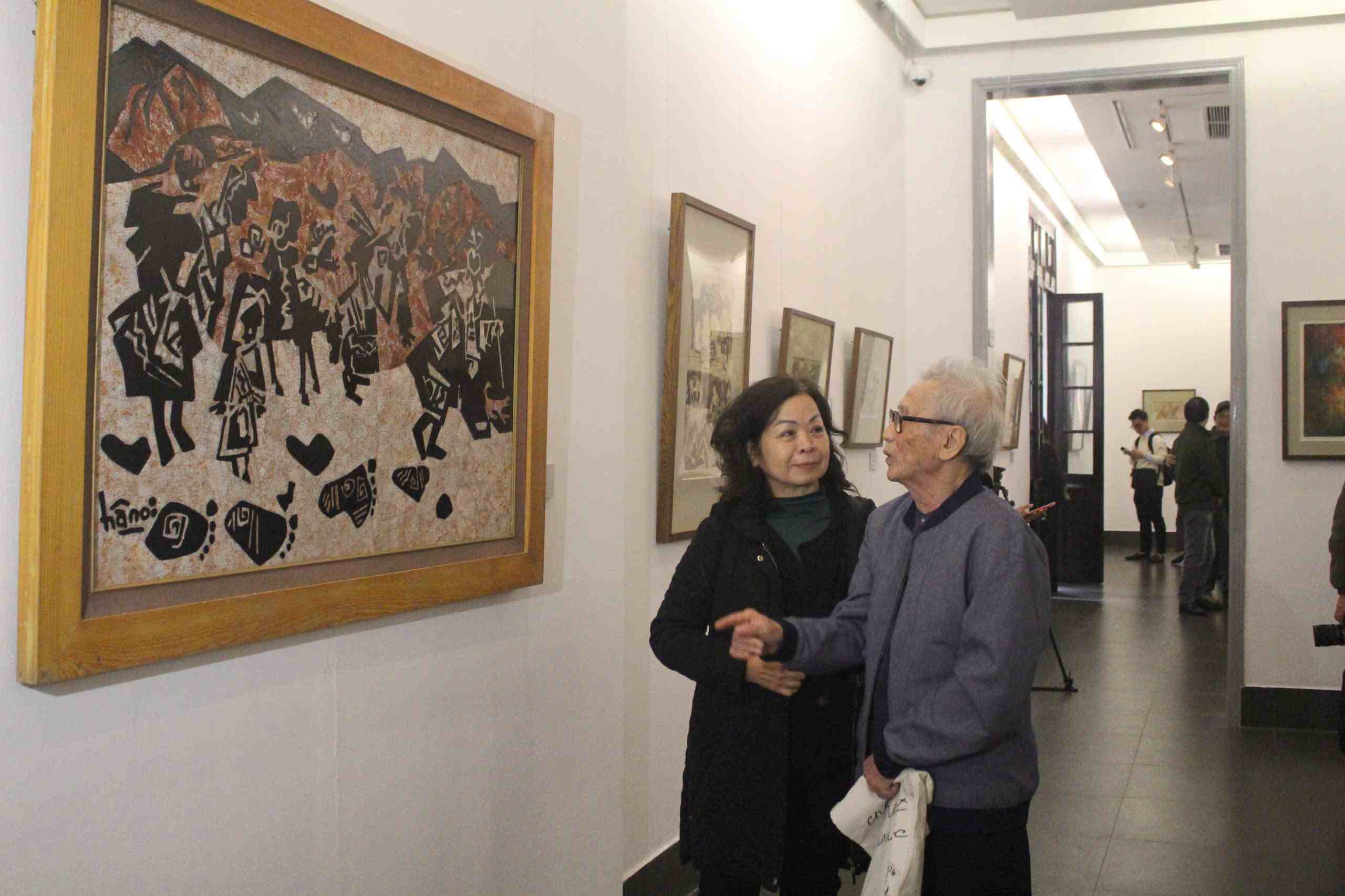 Họa sĩ Lê Ngọc Hân bên tác phẩm...Ảnh: Lê Tuyến