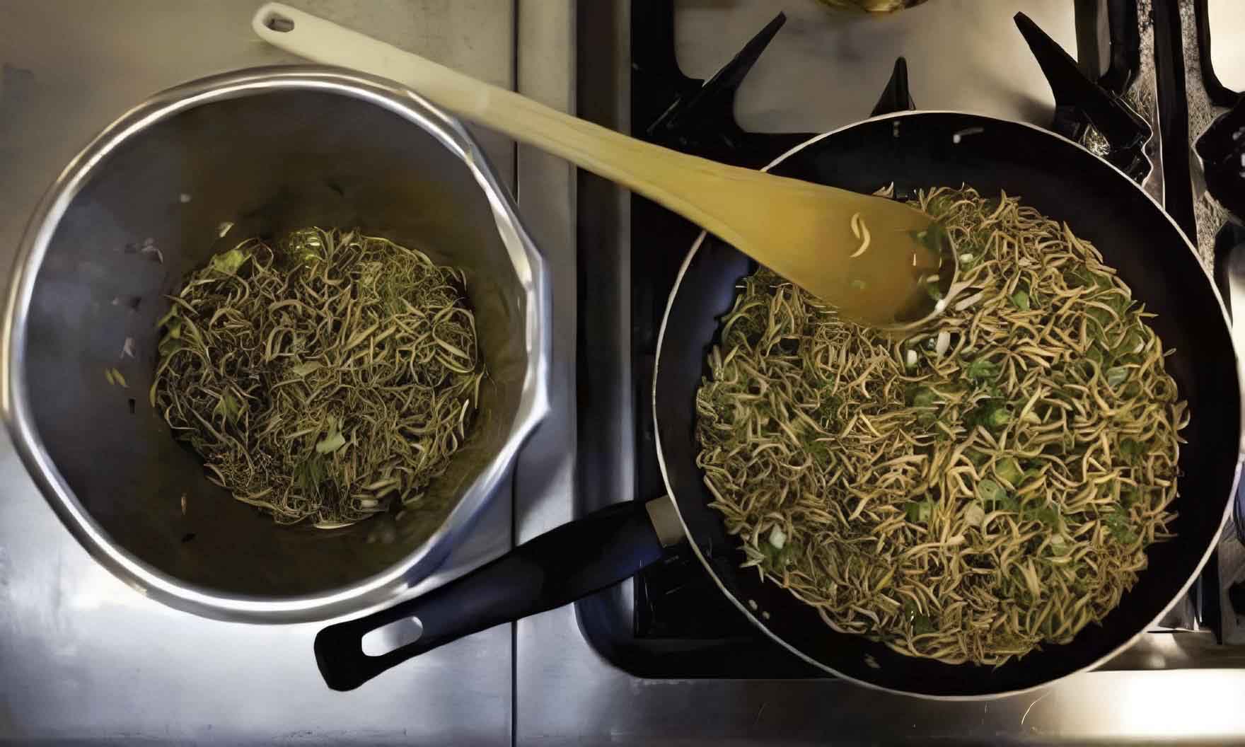 Bọ xít xào măng chua rất hợp ăn với cơm nóng.