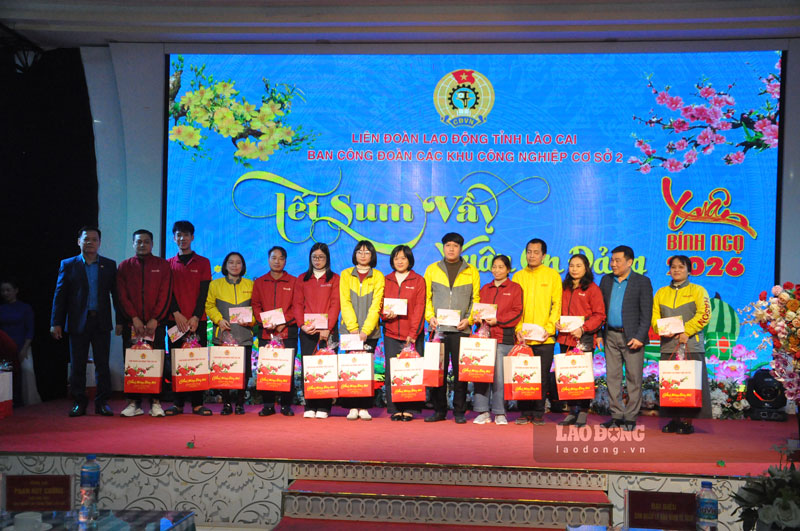 Trao hỗ trợ cho các công đoàn cơ sở và quà cho người lao động. Ảnh: Đinh Đại