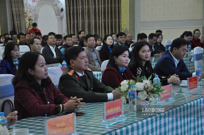 Đại diện lãnh đạo Liên đoàn Lao động tỉnh Lào Cai cùng các sở, ban ngành tham dự chương trình. Ảnh: Đinh Đại