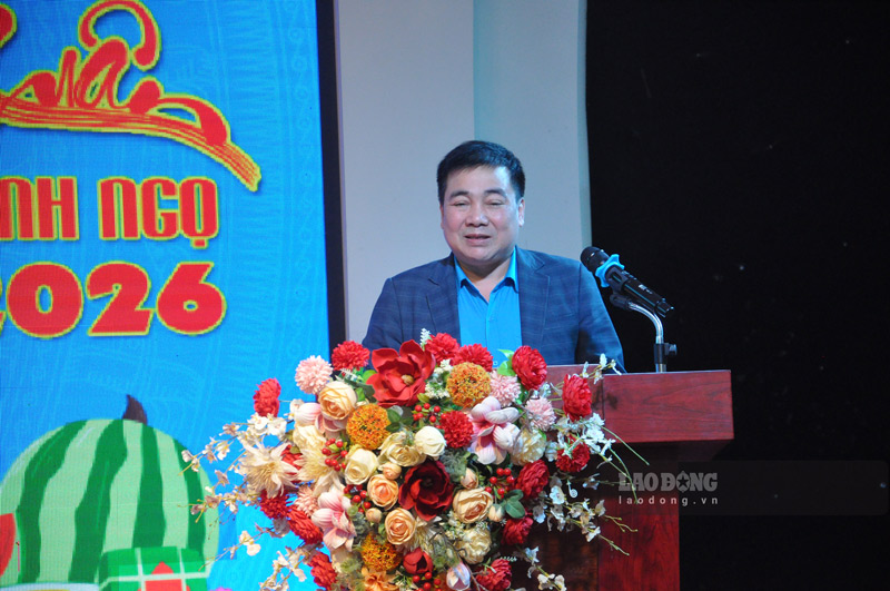 Ông Phan Huy Cường, Phó Chủ tịch Liên đoàn Lao động tỉnh Lào Cai dự và phát biểu tại chương trình. Ảnh: Đinh Đại 