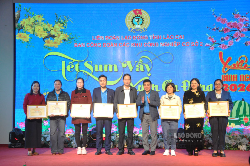 Trao bằng khen cho các cá nhân, tập thể có đóng góp cho hoạt động công đoàn. Ảnh: Đinh Đại 
