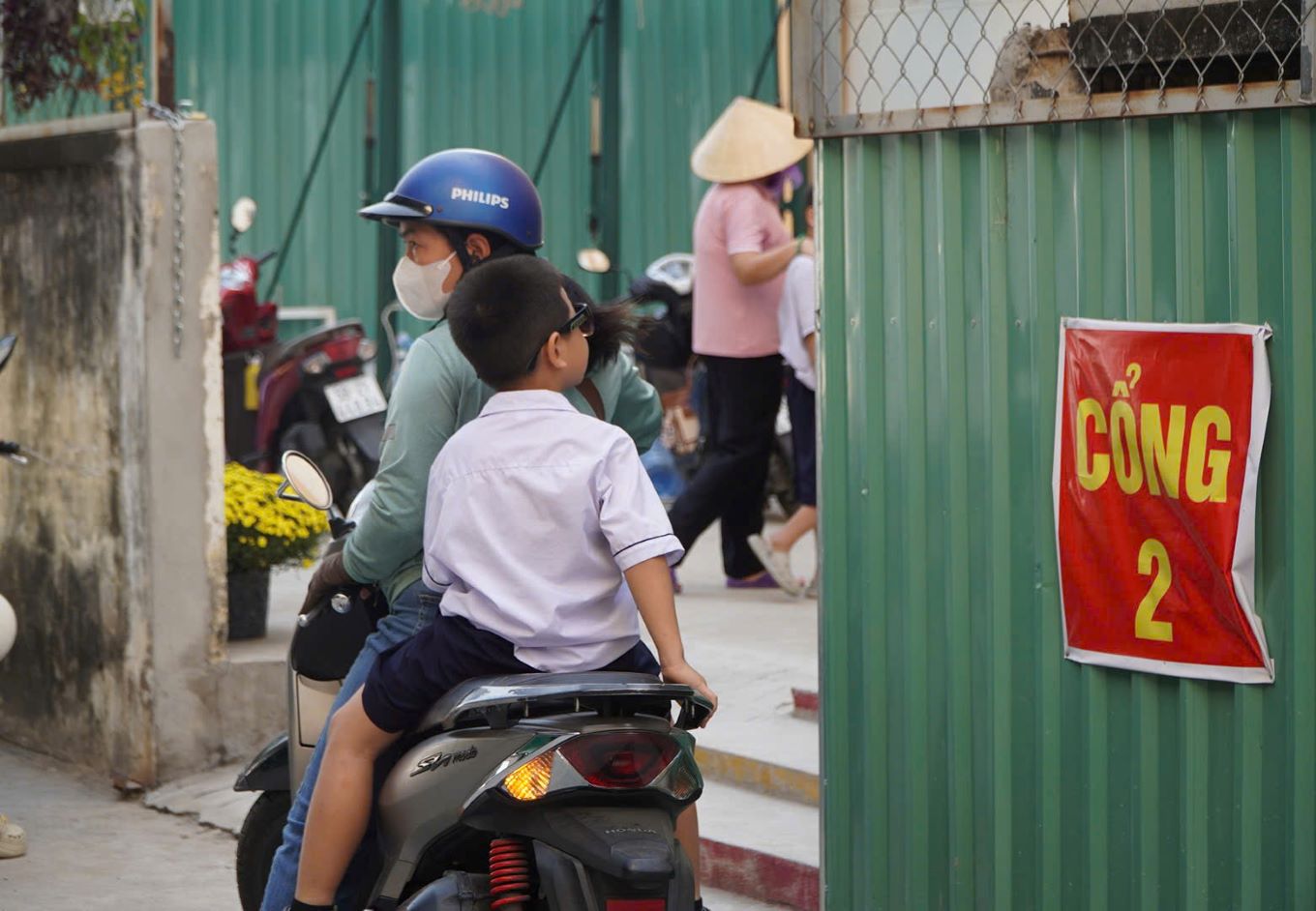 Phụ huynh Trường Tiểu học Nguyễn Văn Hưởng đón con về