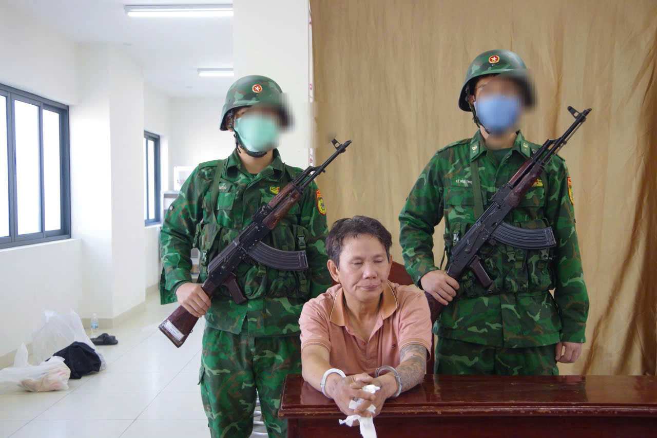 Border Guards arrest 2 subjects for illegally trading and storing drugs. Photo: Khanh Hoa Border Guard
