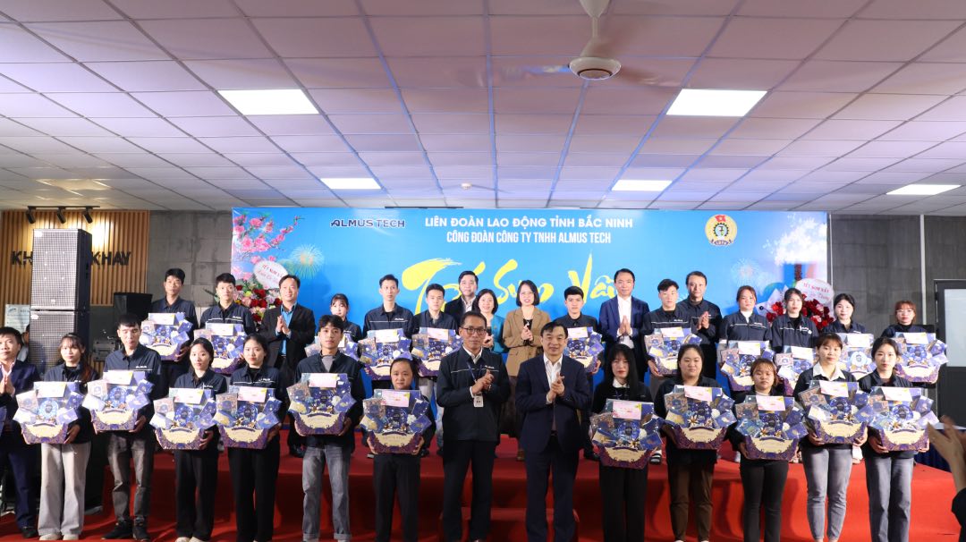 The working delegation presents gifts to union members and workers. Photo: Quyet Chien