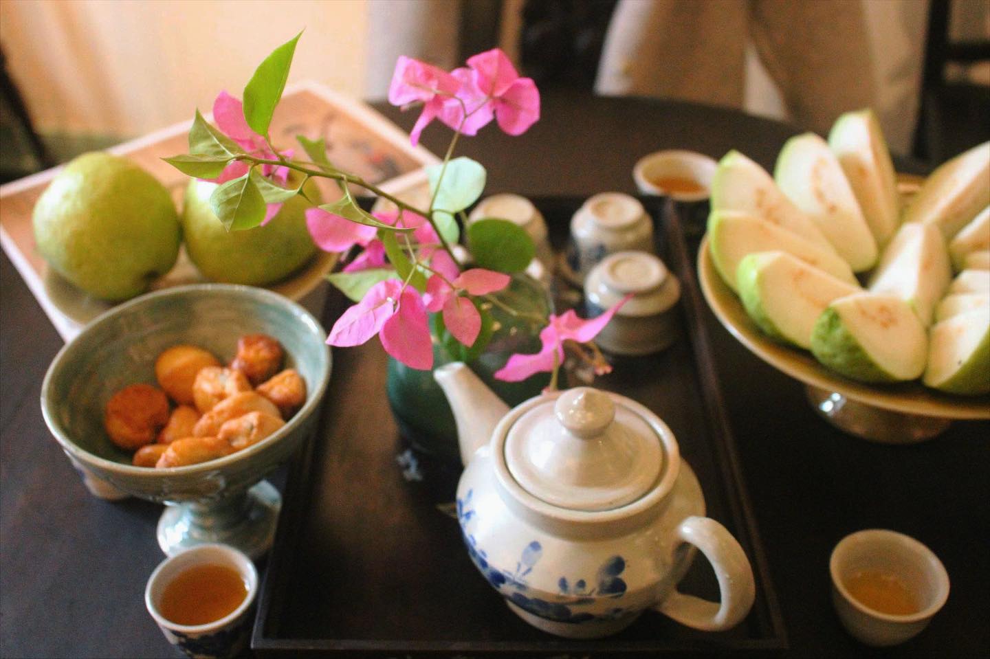 Không gian nhỏ nhắn ấm cúng vào một bữa tối chuẩn bị tiếp khách tới tham quan. Chủ nhà luôn bày sẵn các loại bánh trái đặc sản Hà Nội hoặc quà quê vùng miền lân cận để tiếp khách.