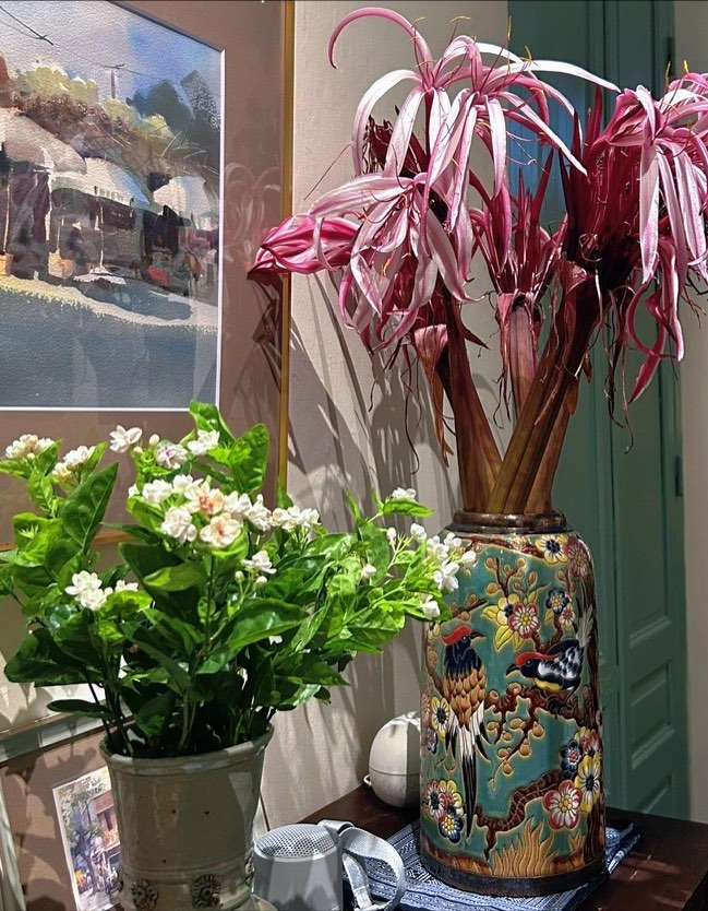 Không gian ngoài bày tranh phố cổ, còn là nơi thể hiện gu thẩm mỹ của chủ nhà qua những sưu tầm thủ công mỹ nghệ Việt Nam từ nhiều vùng miền.