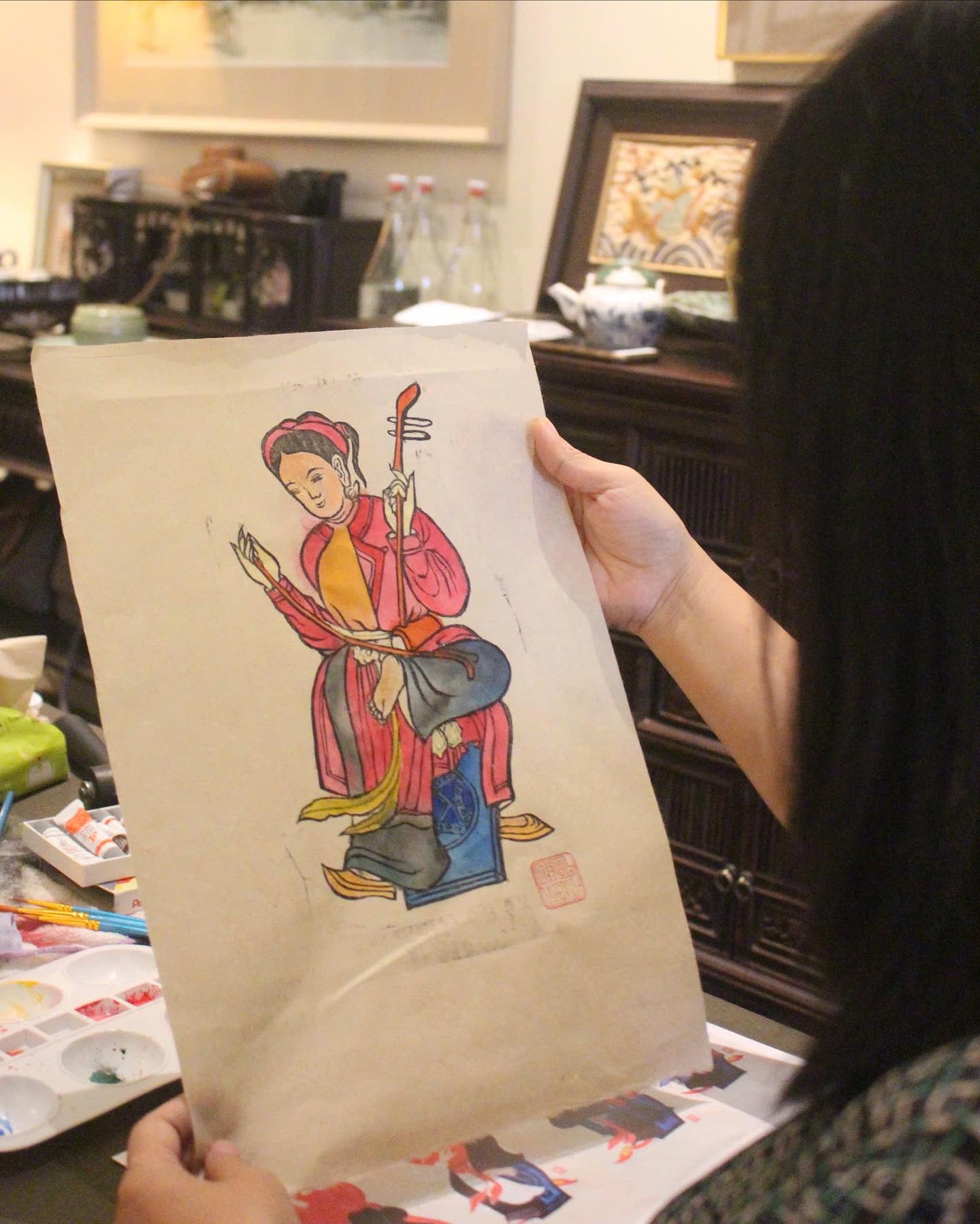 in nét, pha màu và kể lại câu chuyện Hà Nội xưa, trải nghiệm việc in tranh Hàng Trống bằng chính đôi tay mình.