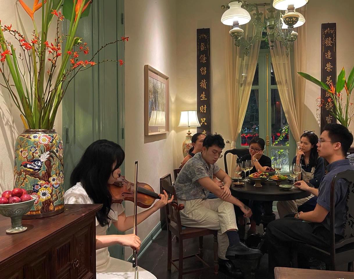 Ngày nay, không chỉ là một địa điểm mua sắm lưu niệm hay ghé đến khám phá ẩm thực phố cổ, gian nhà trên tầng 2 số 51 phố Đinh Tiên Hoàng được sửa sang để trở thành một điểm hẹn văn hóa độc đáo mang tên Atelier51.hanoi.