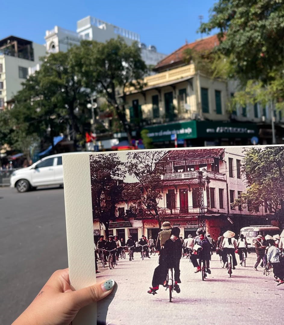 Căn nhà góc phố Đinh Tiên Hoàng và phố Hồ Hoàn Kiếm có tuổi đời hơn 100 năm từng trải qua nhiều đời chủ trước khi đến tay một gia đình thương nhân chuyên buôn bán giấy và sách. Du khách dạo phố Hồ Gươm hẳn không ai bỏ qua góc phố này với dãy nhà cổ san sát, tầng hai luôn có một ban công hướng ra hồ.