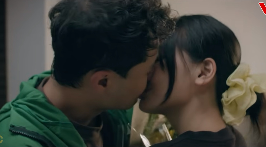 Nhân vật Thành (Thanh Sơn đóng) có quá nhiều cảnh hôn với bạn diễn trong tập đầu của phim “Đồng hồ đếm ngược“. Ảnh cắt từ phim.