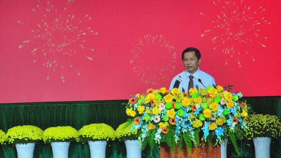 Ông Trần Văn Lâu – Ủy viên BCH Trung ương Đảng, Bí thư Tỉnh ủy phát biểu tại buổi họp mặt mừng Đảng, mừng xuân và lễ trao Huy hiệu Đảng đợt 3.2. Ảnh: Hoàng Lộc