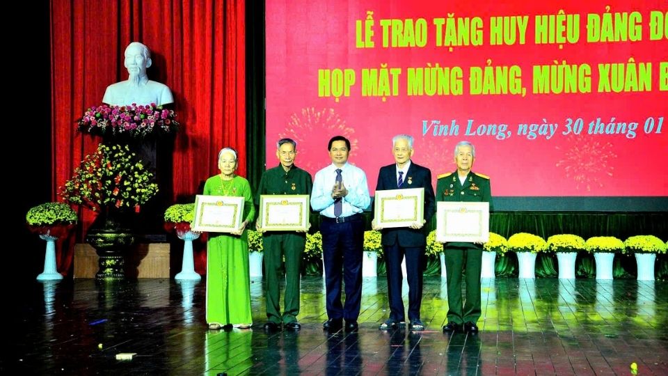 The ceremony of awarding and posthumously awarding Party Badges in phase 3.2 took place solemnly. Photo: Hoang Loc