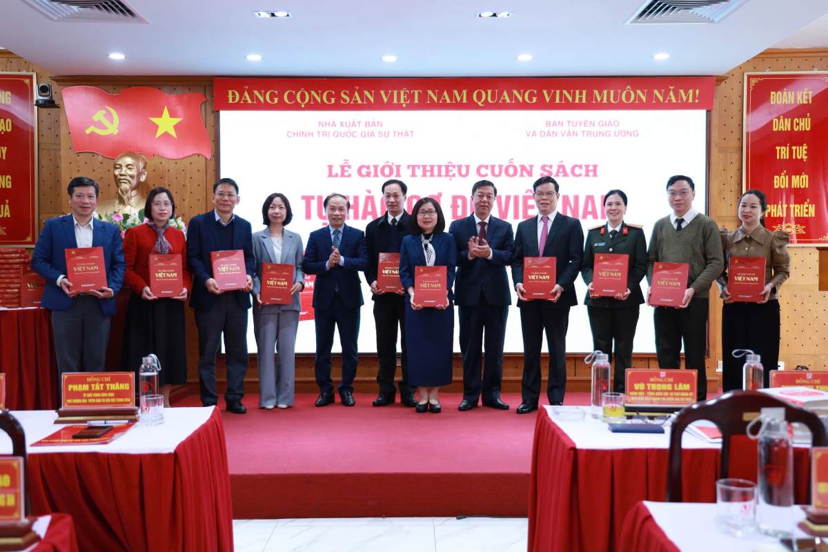 Member of the Party Central Committee, Deputy Head of the Central Propaganda and Mass Mobilization Commission Pham Tat Thang and Assoc. Prof. Dr. Vu Trong Lam - Director, Editor-in-Chief of the Political Publishing House at the launch ceremony of the book "Proud of the Vietnamese Constitution". Photo: Huong Nha