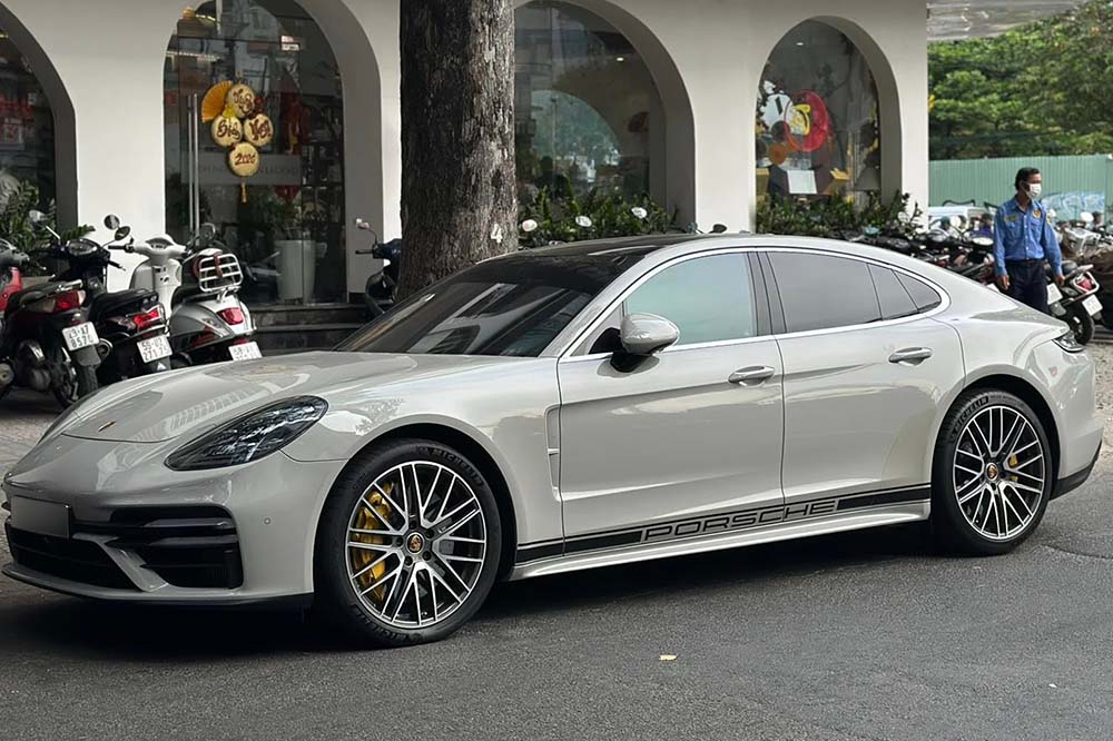 New generation Porsche Panamera Turbo S with 4.0L V8 turbocharged engine configuration, belonging to Porsche's high-performance luxury sedan group. Photo: Phong Diep