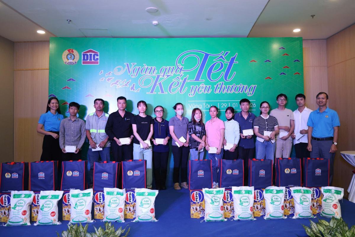 Le syndicat organise la remise de cadeaux du Têt aux travailleurs en difficulté. Photo: CĐDIC