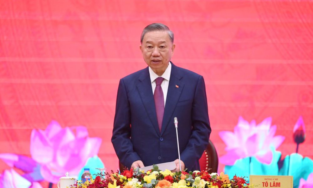 On behalf of the Politburo, General Secretary To Lam signed and issued a Decision assigning members of the 14th Politburo to participate in the 14th Secretariat. Photo: Nhat Bac