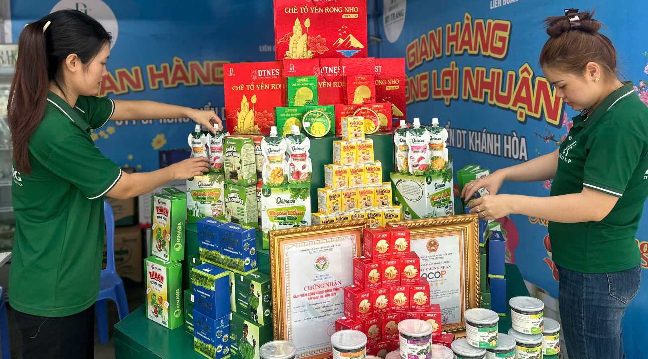 Các sản phẩm đa dạng ở Chợ Tết Công đoàn Khánh Hòa. Ảnh: Bích Ngọc