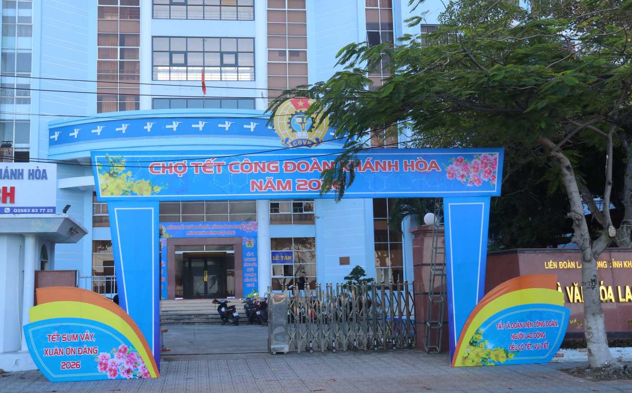 Khanh Hoa Trade Union Tet Market Spring Binh Ngo 2026 first organized at the Provincial Labor Culture House. Photo: Phuong Linh