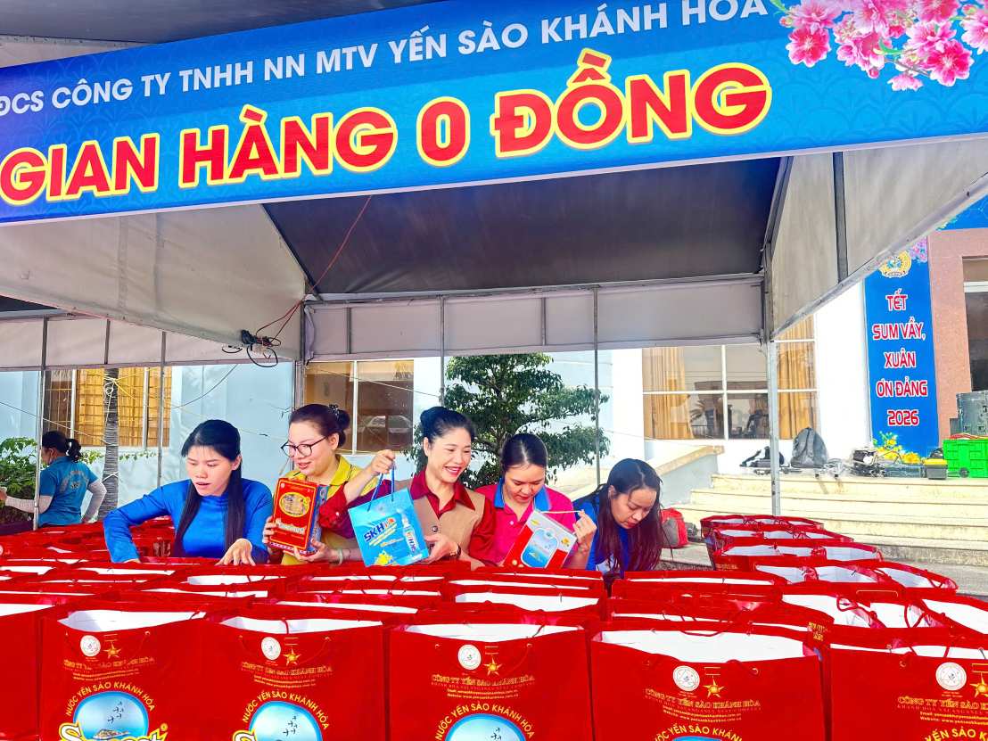 Các gian hàng 0 đồng dành cho đoàn viên đi Chợ Tết Công đoàn. Ảnh: Bích Ngọc