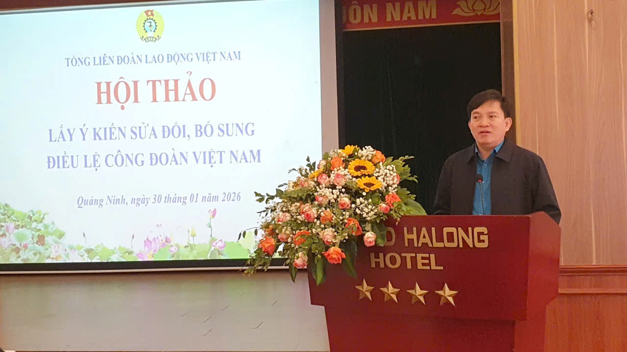 Phó Chủ tịch Tổng LĐLĐ Việt Nam Nguyễn Xuân Hùng phát biểu kết luận Hội thảo lấy ý kiến sửa đổi, bổ sung Điều lệ Công đoàn Việt Nam. Ảnh: Nguyễn Hùng
