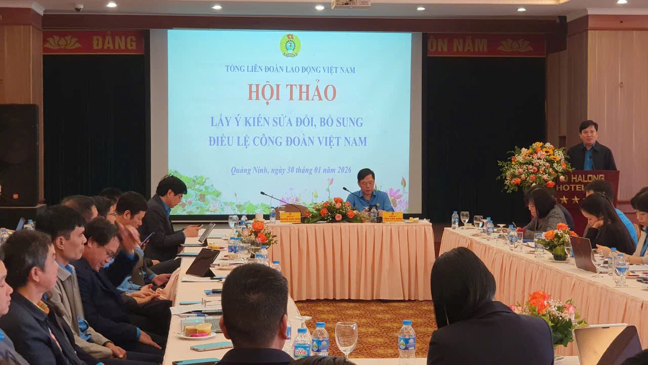 Conférence pour recueillir des avis sur la modification et le complément des statuts des syndicats vietnamiens, le matin du 30 janvier 2026, dans le quartier de Bãi Cháy, province de Quảng Ninh. Photo: Nguyễn Hùng