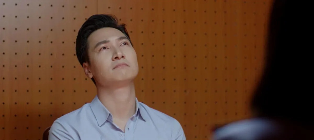 Triển (Mạnh Trường) rơi nước mắt khi nhận tội. Ảnh cắt từ phim.