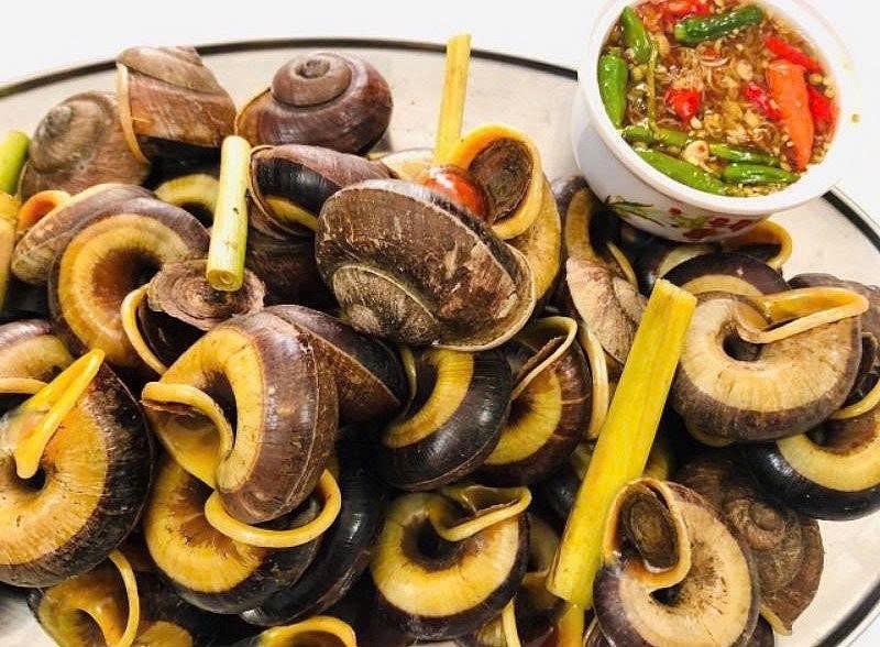 Ốc đá luộc giòn sần sật chấm cùng nước mắm gừng cay nồng.