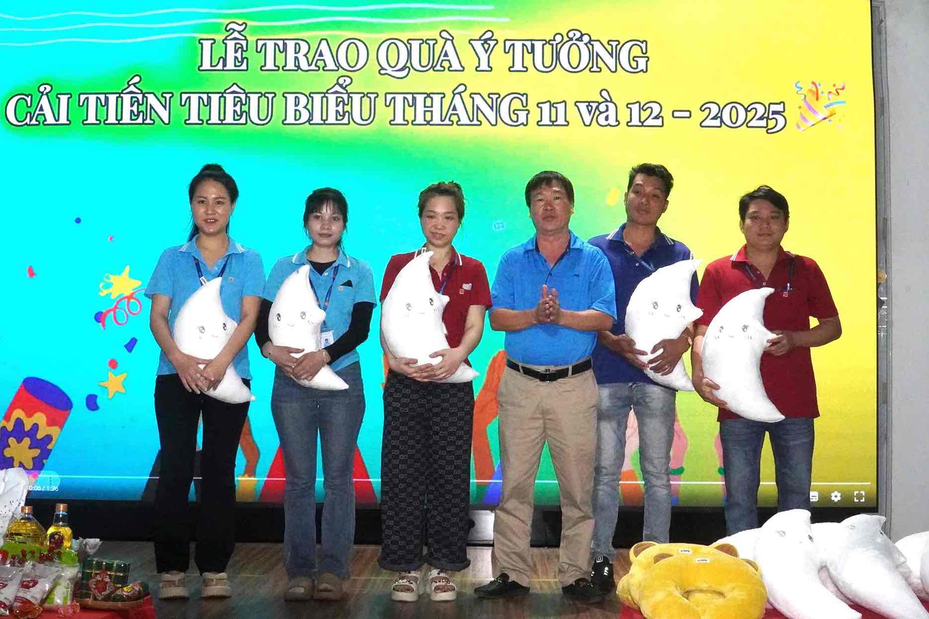 Công ty CP Đồng Phú Cường trao quà ý tưởng cải tiến tiêu biểu cho người lao động. Ảnh: HAC