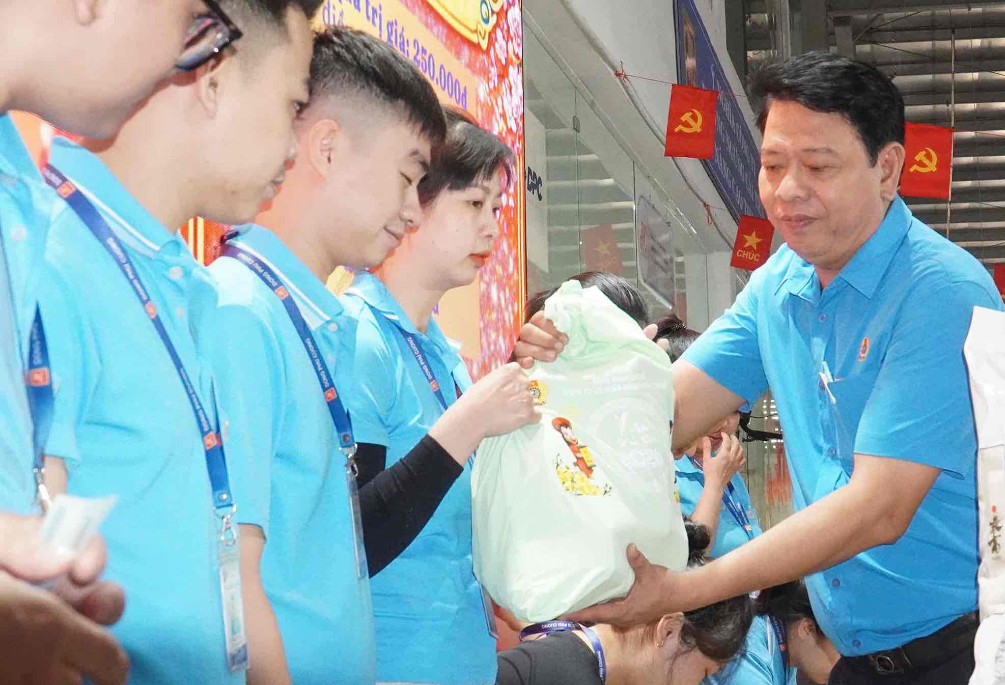 Công đoàn cơ sở Công ty CP Đồng Phú Cường Hà Hiếu Nghĩa trao quà Tết cho người lao động. Ảnh: HAC