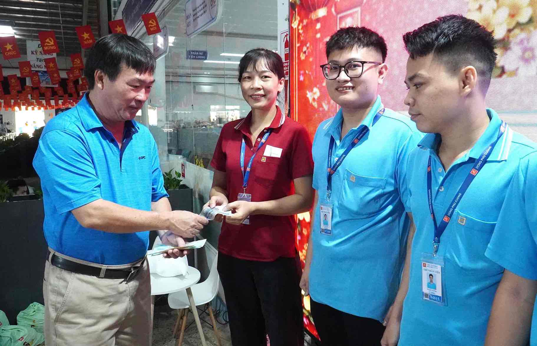 Ông Ngô Ngọc Thuận - Phó Giám đốc Công ty CP Đồng Phú Cường trao quà Tết cho người lao động. Ảnh: HAC