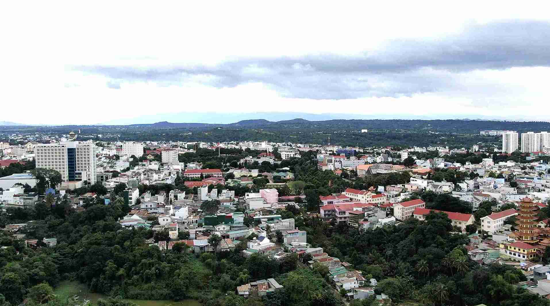 The area of Buon Ma Thuot city (old) Dak Lak province is now 6 new communes and wards with nearly 100 education sector employees waiting to be considered for civil servant positions. Photo: Bao Trung