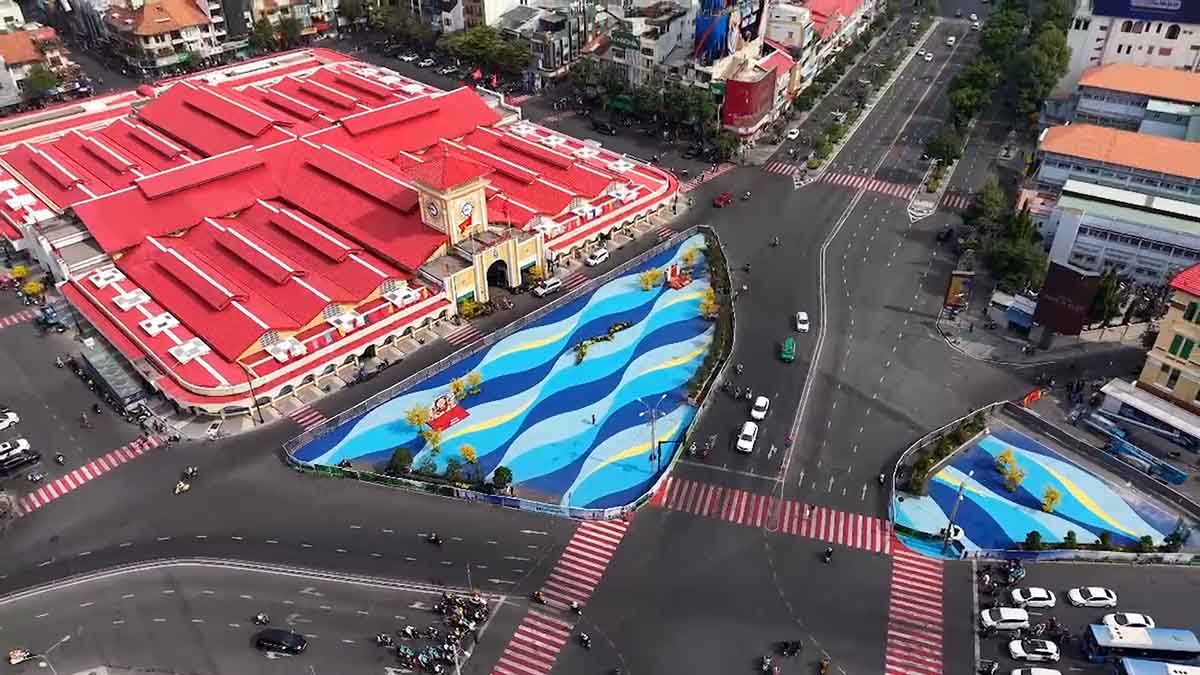 People are impressed with the wave pattern in front of Ben Thanh market, Ho Chi Minh City.