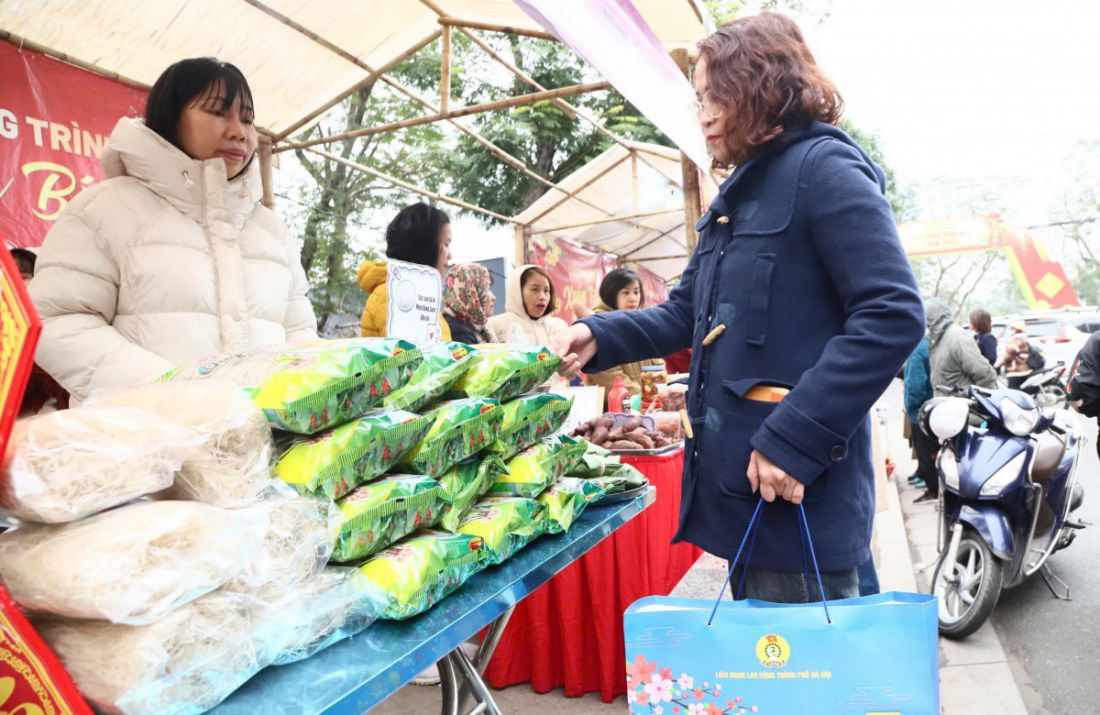 Người lao động mua sắm tại Chợ Tết Bính Ngọ do Ủy ban Nhân dân và Công đoàn phường Văn Miếu - Quốc Tử Giám tổ chức. Ảnh: Trần Vũ