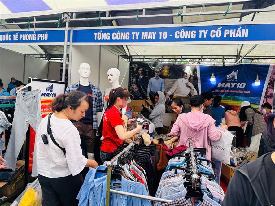 Người lao động ngành Dệt may mua sắm hàng hóa Việt tại chương trình “Tết sum vầy - Ngày hội công nhân - Phiên chợ nghĩa tình” do Công đoàn Dệt may Việt Nam phối hợp tổ chức. Ảnh: CĐDM