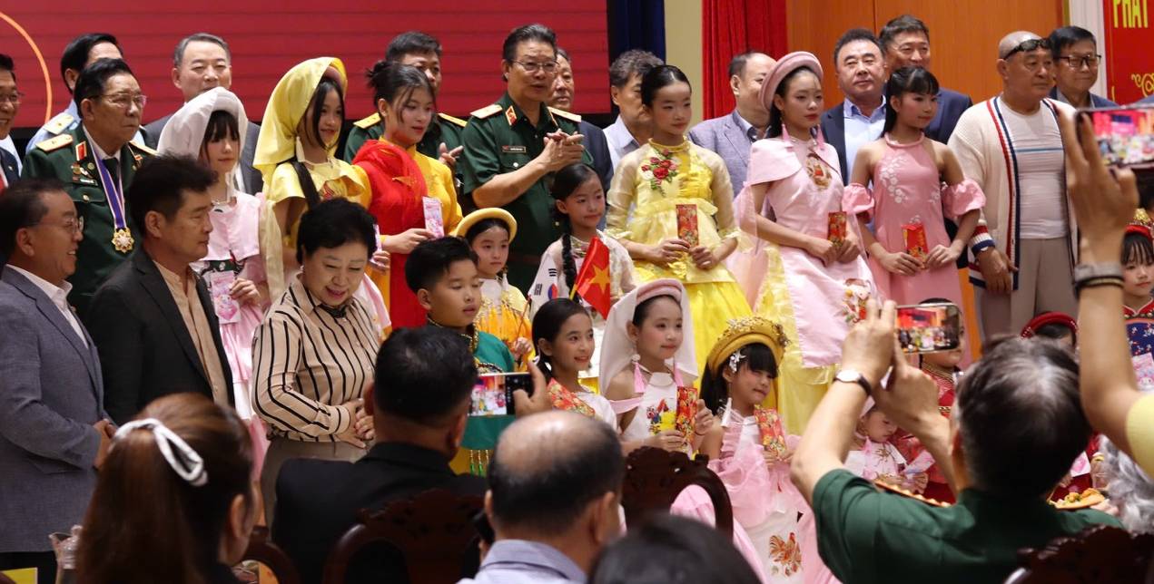 Art performances in the Conference to summarize and express gratitude for the work of mobilizing support for Agent Orange/dioxin victims in 2025. Photo: DI PY.