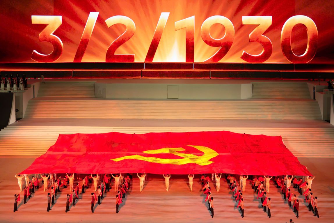 Programa de arte especial "Bajo la gloriosa bandera del Partido". Foto: Mạnh Quân