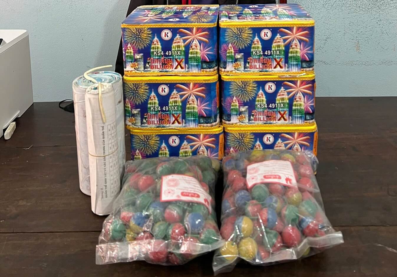 Pruebas incautadas por la policía de la comuna de Truong Phu al revisar el maletero del coche y en la casa. Foto: Policía de la comuna de Truong Phu