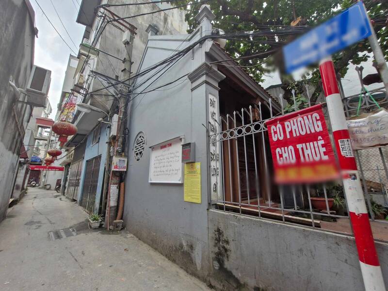 Many landlords in Hanoi have continuously reminded tenants to declare temporary residence and temporary absence to avoid being heavily fined. Photo: Thu Giang