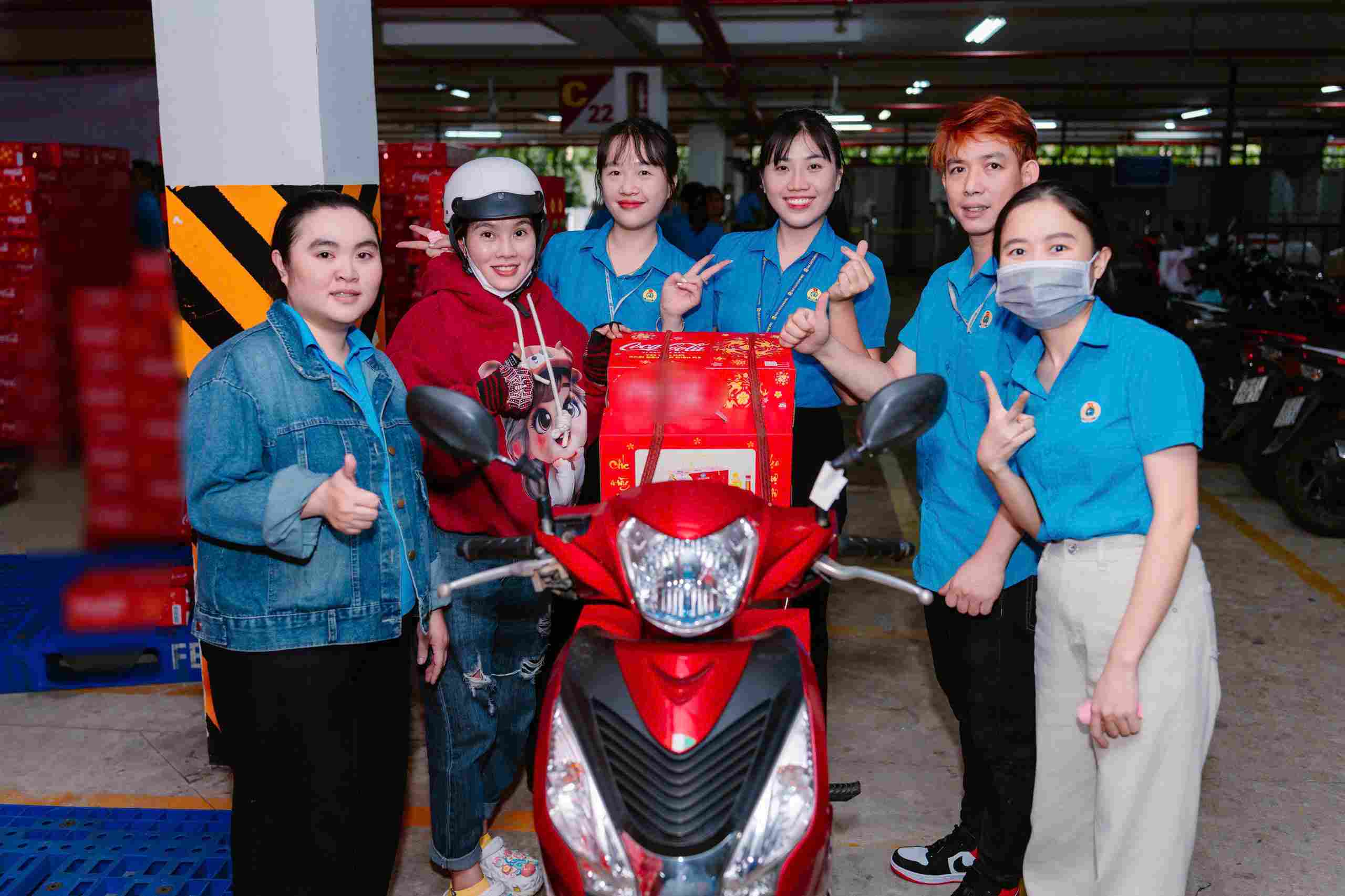 Công nhân lao động  phấn khởi nhận quà Tết. Ảnh: CĐCS cung cấp