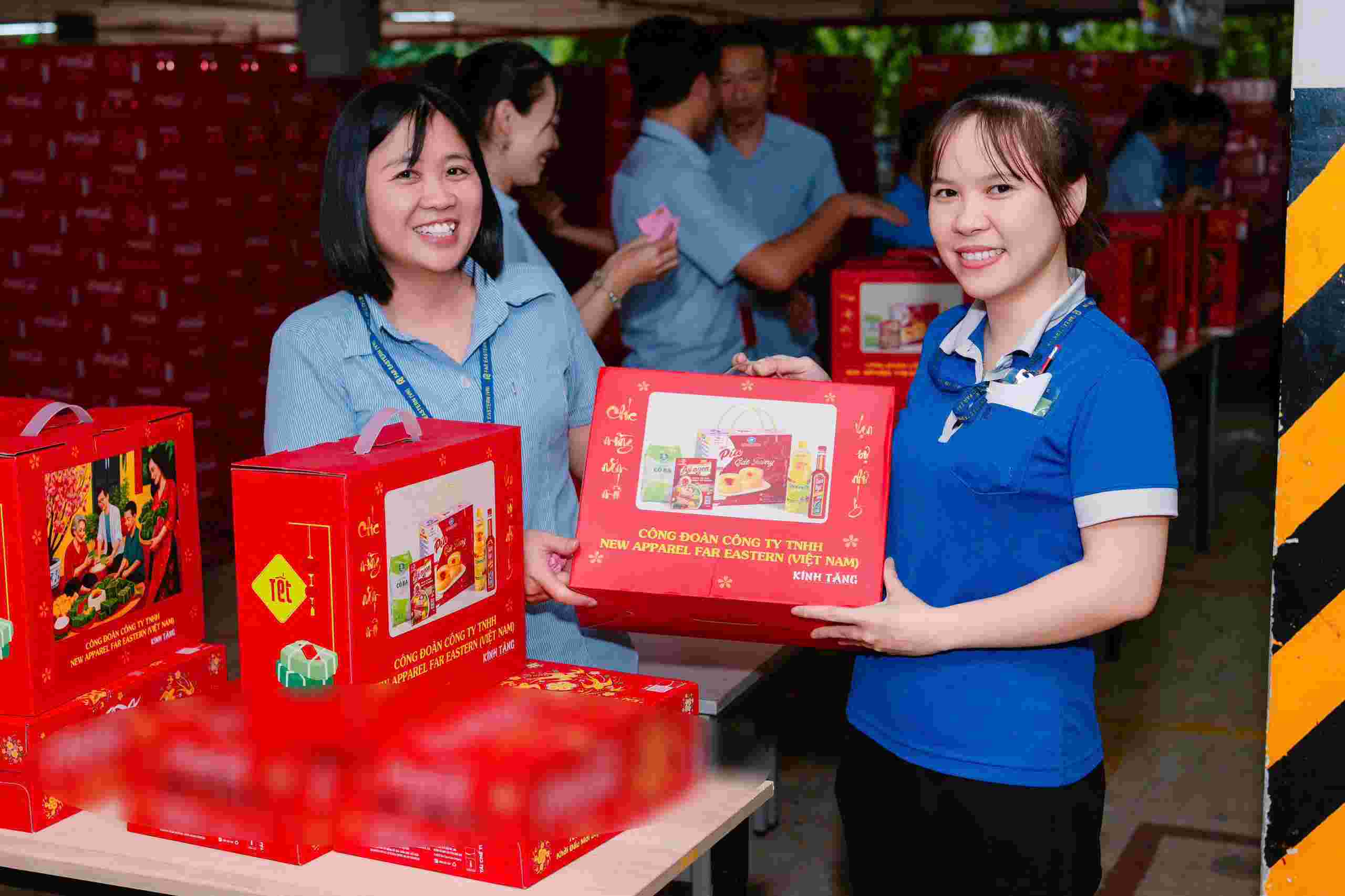 Công đoàn cơ sở công ty trao tặng 3.444 phần quà Tết cho đoàn viên. Ảnh: CĐCS cung cấp