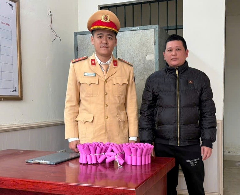 Trạm Cảnh sát giao thông An Hưng tiếp nhận 2,5kg pháo do nhân dân giao nộp. Ảnh: Công an Hải Phòng